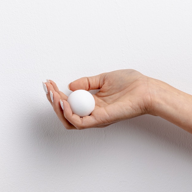 Vue de face de la boule blanche à main