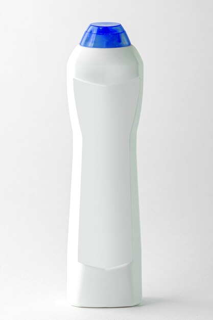 Une vue de face bouteille de shampoing blanc avec bouchon bleu tube isolé sur le blanc