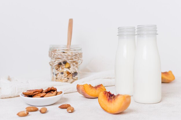 Vue de face des bouteilles de lait sur la table