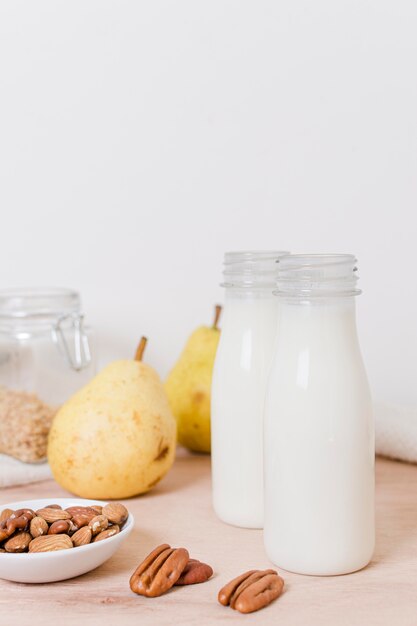 Vue de face des bouteilles de lait sur la table