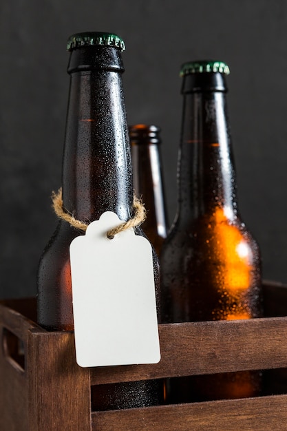 Vue de face des bouteilles en verre de bière en caisse avec étiquette