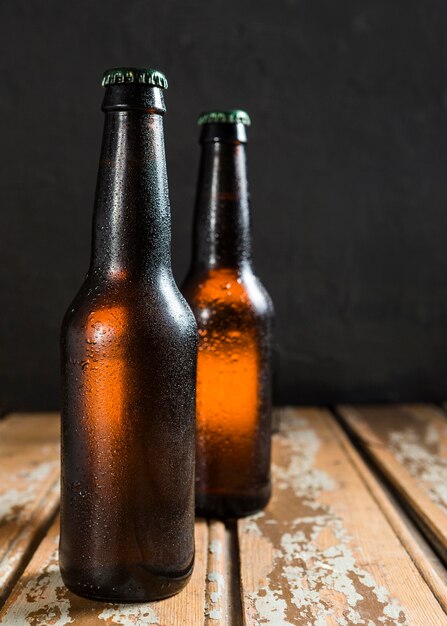 Vue de face des bouteilles en verre de bière