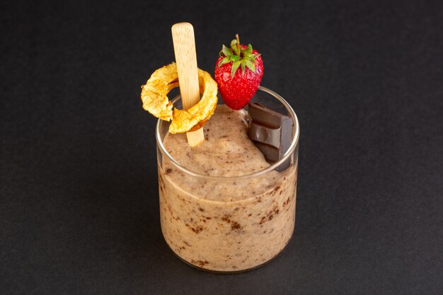 Une vue de face brown choco dessert savoureux délicieux sucré avec du café en poudre chocolat choco et fraise isolé sur le fond sombre sweet freshing dessert