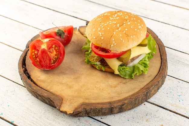 Une vue de face burger de poulet avec fromage et salade verte sur le bureau en bois et sandwich restauration rapide