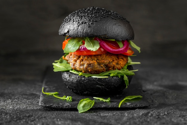 Vue de face burger végétarien avec brioches noires