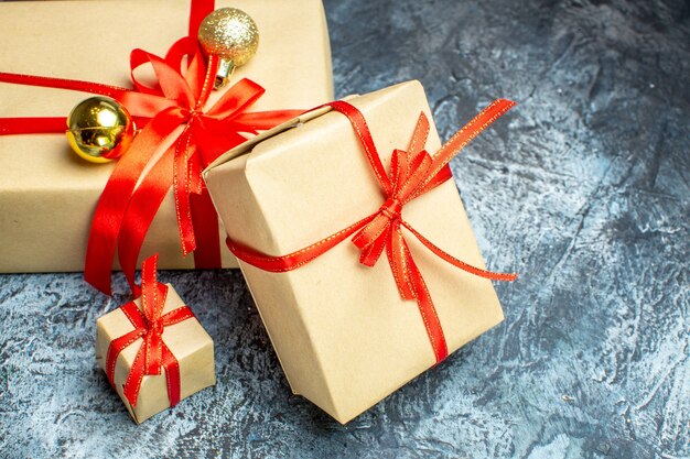 Vue de face des cadeaux de noël avec des biscuits sucrés sur un cadeau photo de vacances clair-obscur noël nouvel an