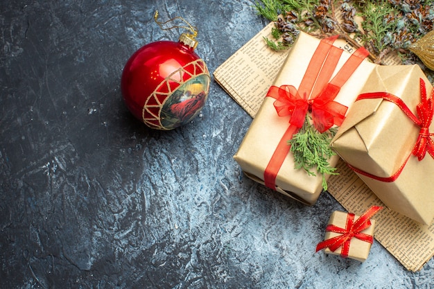 Vue de face des cadeaux de Noël avec des jouets sur un bureau clair-foncé photo de vacances couleur de noël nouvel an