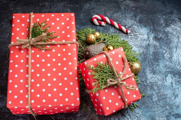 Vue de face des cadeaux de Noël sur une surface claire