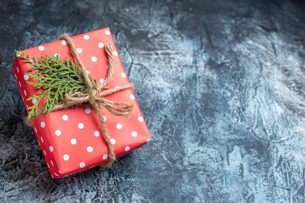 Vue de face des cadeaux de Noël sur une surface claire