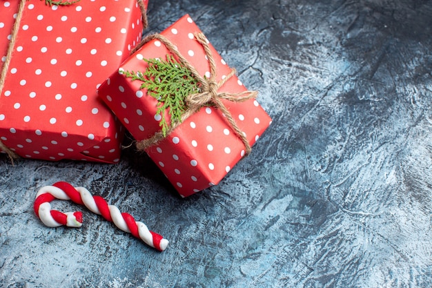 Vue De Face Des Cadeaux De Noël Sur Une Surface Claire