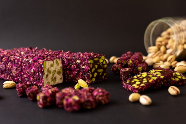 Vue de face candy bar purple sweet tranché sur le sol sombre