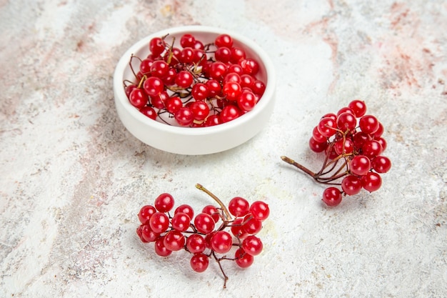 Vue de face canneberges rouges sur table blanche fruits rouges frais de baies