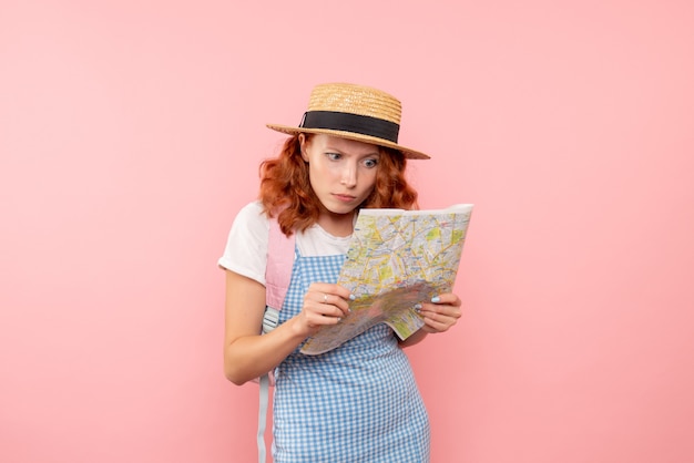 Photo gratuite vue de face de la carte d'exploration touristique féminine essayant de trouver une direction dans une ville étrangère