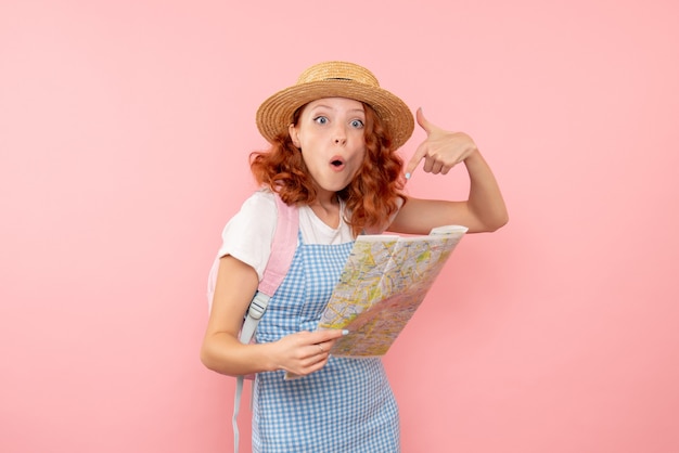 Photo gratuite vue de face de la carte d'exploration touristique féminine essayant de trouver une direction dans une ville étrangère