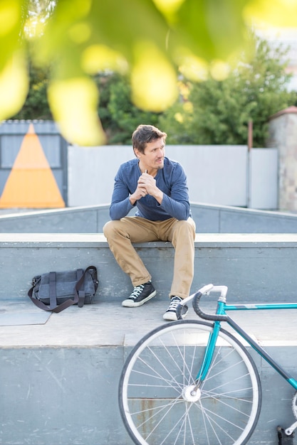 Vue de face casual male relaxant à l'extérieur