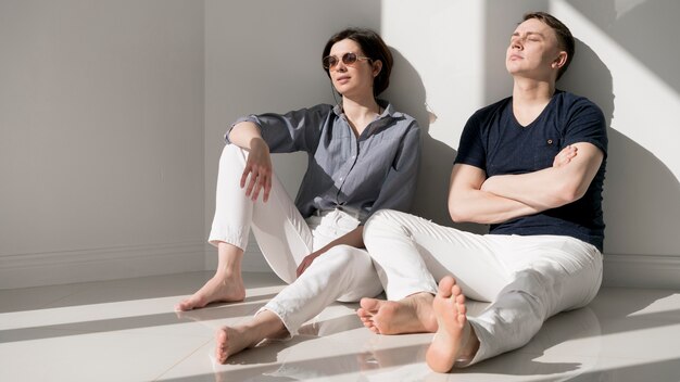 Vue de face d'un charmant couple à la maison