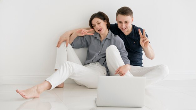 Vue de face d'un charmant couple à la maison