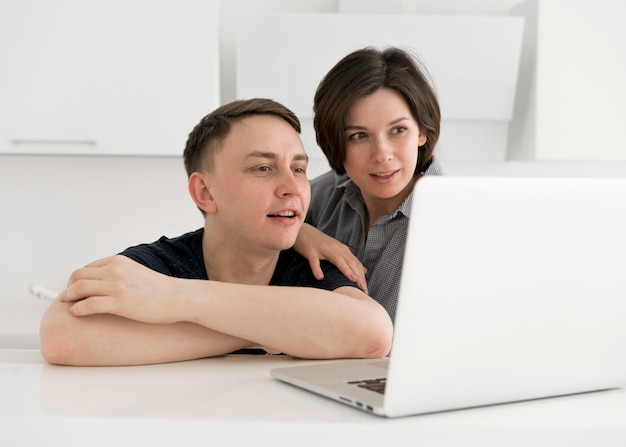 Vue de face d'un charmant couple à la maison