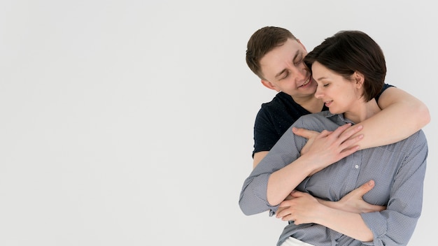 Photo gratuite vue de face d'un charmant couple à la maison