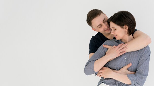 Vue de face d'un charmant couple à la maison