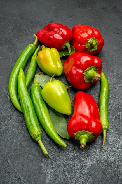 Photo gratuite vue de face charmante de cayenne avec des types de poivre frais vert