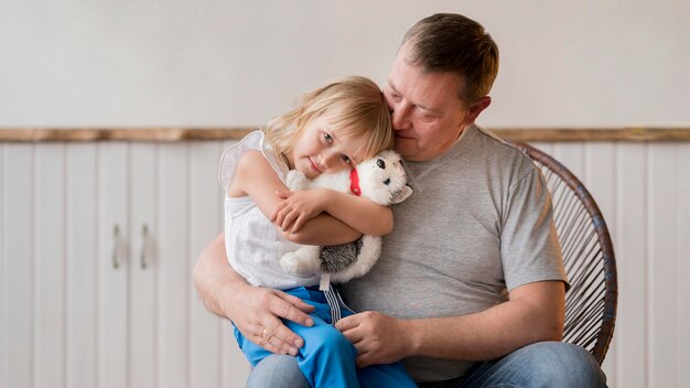 Vue de face de la charmante petite-fille et grand-père