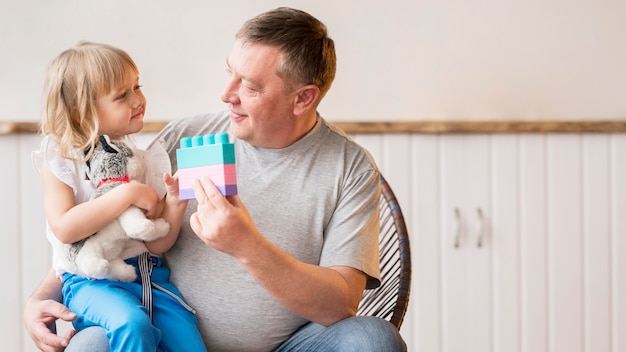 Photo gratuite vue de face de la charmante petite-fille et grand-père