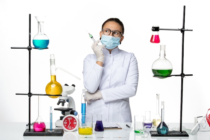 Photo gratuit vue de face chimiste en combinaison médicale avec masque tenant injection sur fond blanc clair laboratoire de chimie de virus covid splash