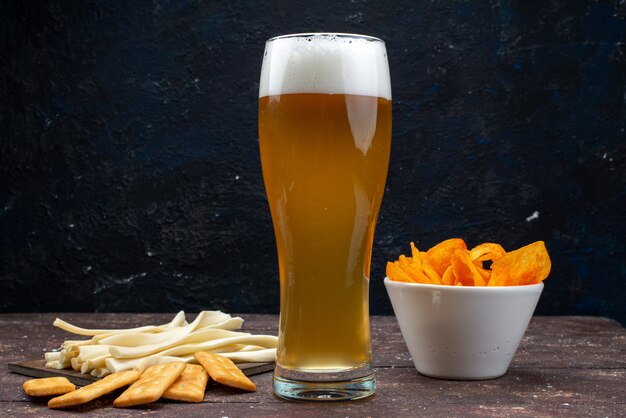 Vue de face des chips et des chips avec de la bière sur la surface sombre