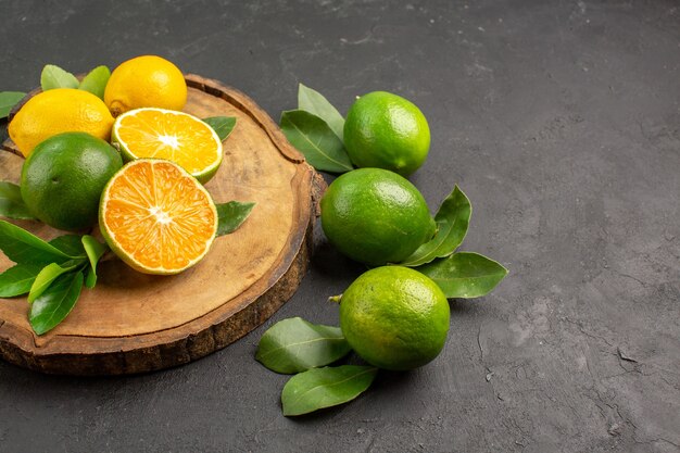 Vue de face de citrons frais sur le fond sombre