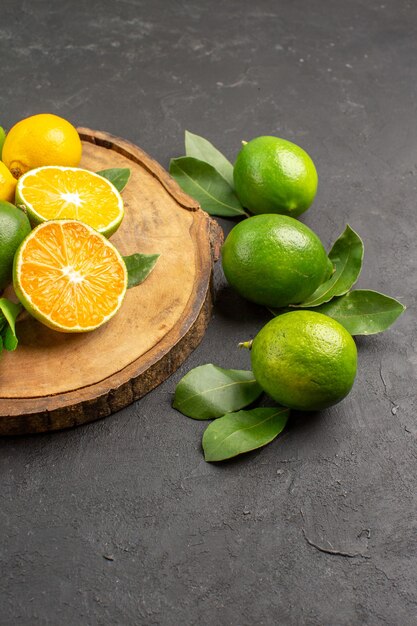 Vue de face de citrons frais sur le fond sombre