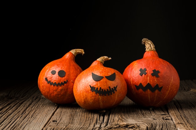 Photo gratuite vue de face des citrouilles d'halloween effrayantes