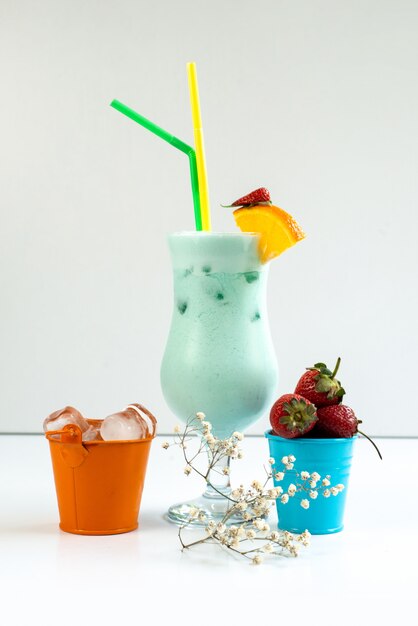 Une vue de face cocktail frais avec des pailles colorées de refroidissement avec des fruits frais à l'intérieur de trempettes sur blanc