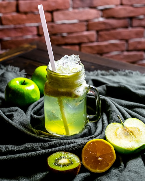 Vue de face cocktail de fruits avec pomme kiwi et orange