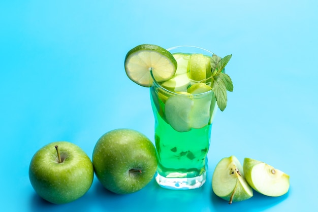 Une vue de face cocktail de pomme fraîche et rafraîchissante avec des pommes fraîches et des tranches de citron sur bleu, jus de fruits frais