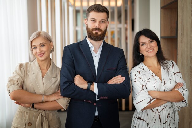 Vue de face des collègues souriants posant