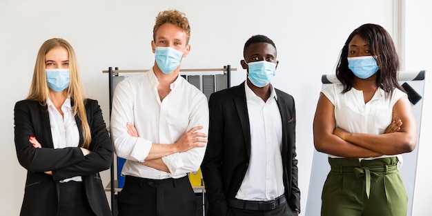 Vue de face de collègues travaillant pendant covid