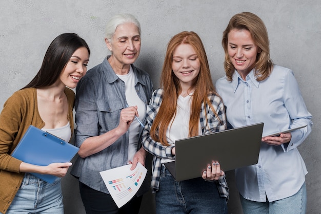 Vue de face communauté de femmes planifiant ensemble