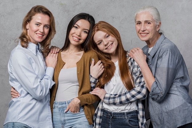 Vue de face communauté de femmes souriantes