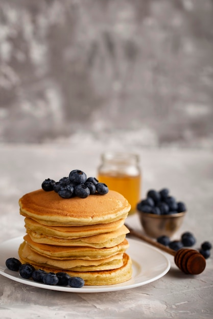 Vue de face de la composition de crêpes sucrées avec espace copie