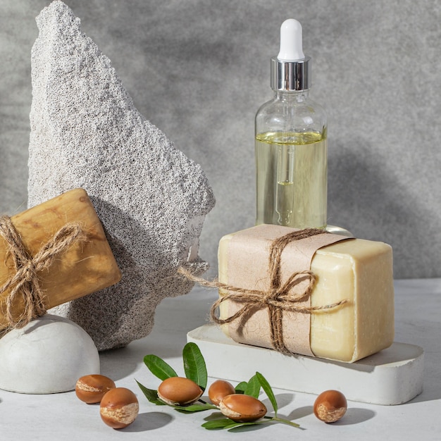 Photo gratuite vue de face de la composition du produit d'argan naturel