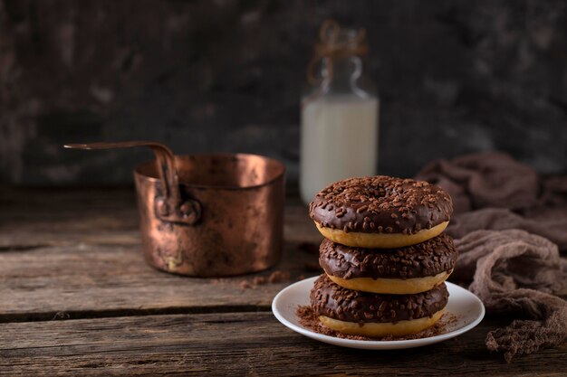 Vue de face de la composition de la tour avec des beignets au chocolat