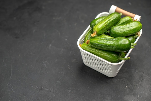 Photo gratuite vue de face concombres verts frais à l'intérieur du panier sur fond sombre photo salade repas nourriture santé couleur