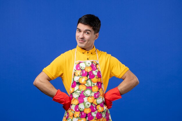 Vue de face confiant jeune homme mettant les mains sur une taille