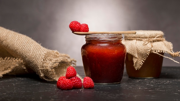 Photo gratuite vue de face de la confiture de framboises en pots