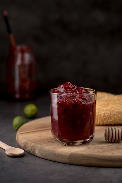 Vue de face de la confiture de fruits des bois maison juteuse fraîche