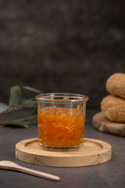 Vue de face de la confiture d'orange maison juteuse fraîche