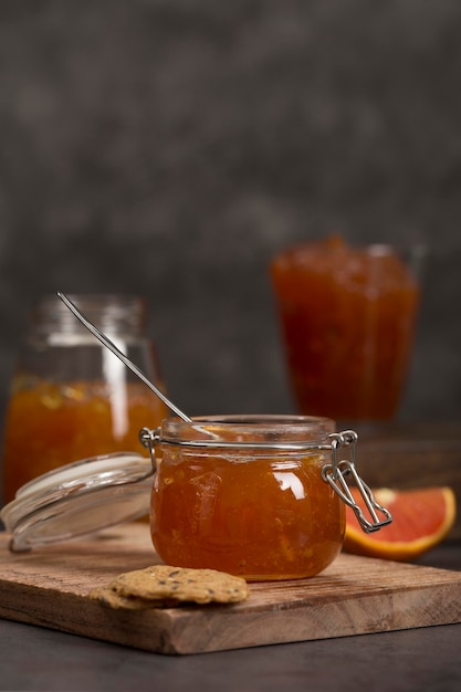 Vue de face de confiture d'orange naturelle maison douce