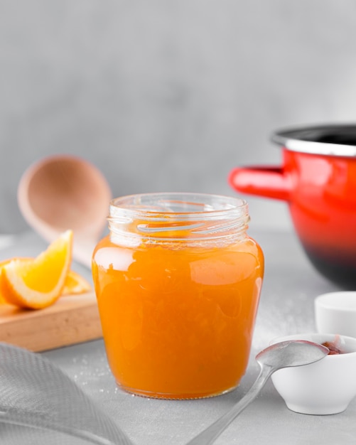 Photo gratuite vue de face de la confiture d'orange en pot