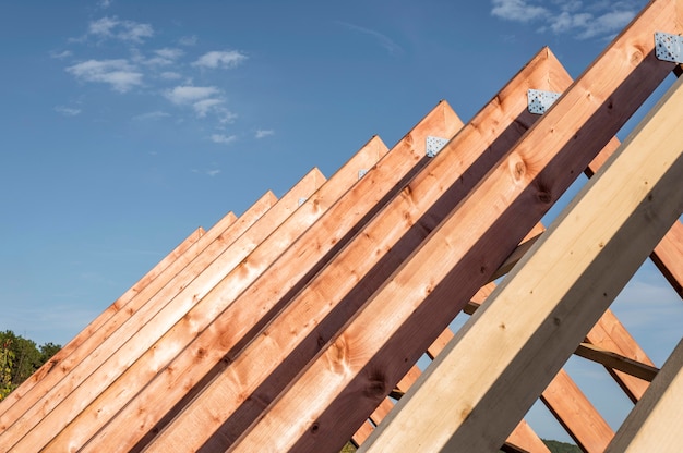 Vue de face de la construction d'un toit à la lumière du jour